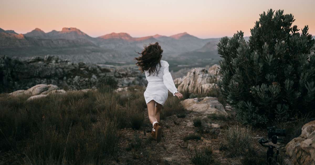 Seorang wanita berbaju putih berlari di gunung (arti mimpi dikejar ular)