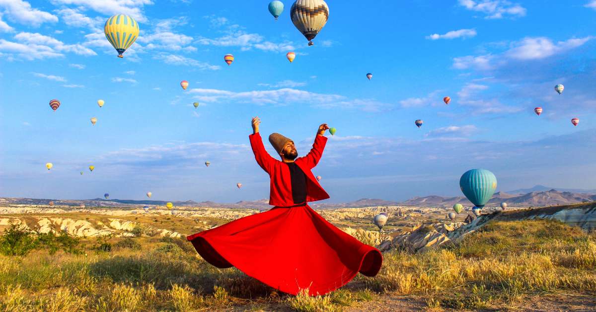Sufi Menari di lapangan penuh balon udara